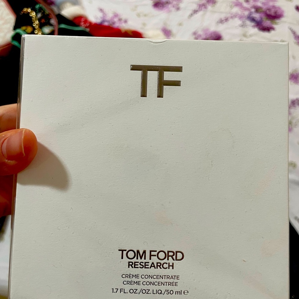 Hi im selling this creme for face tom ford
Its a gift i dont use it